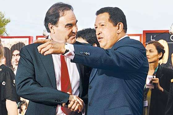 Oliver Stone y Hugo Chávez en 2009.