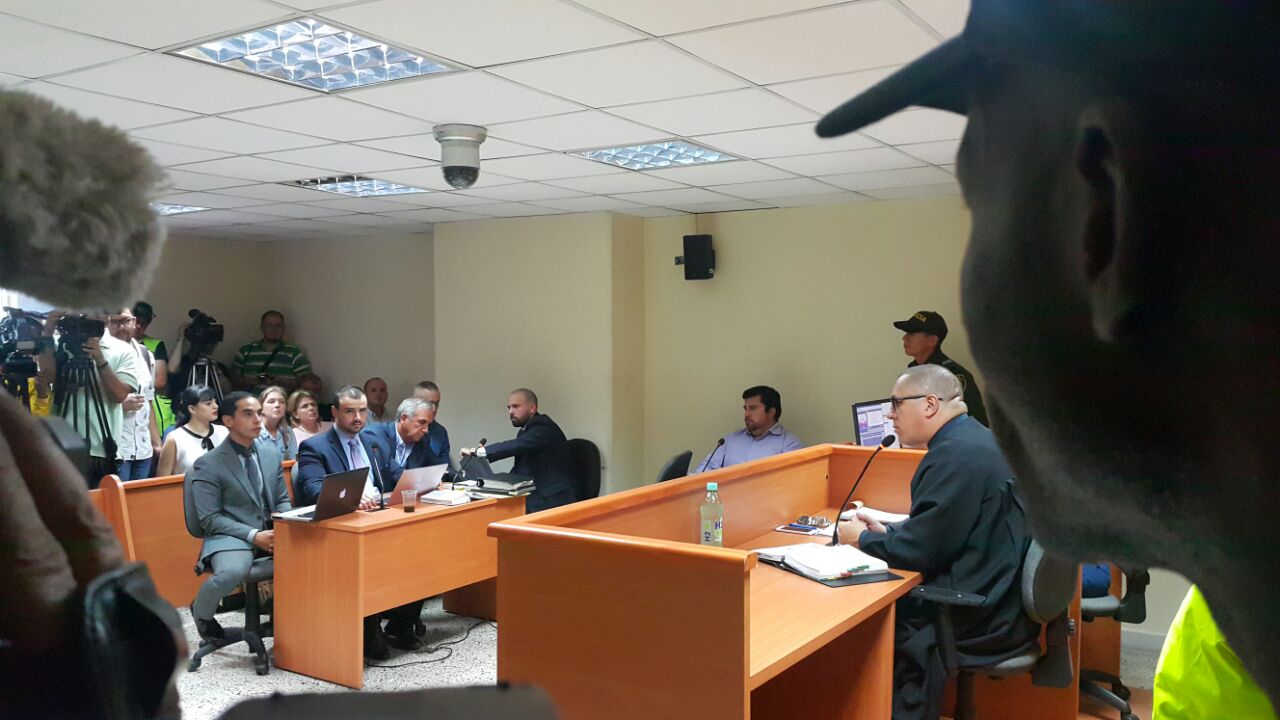 El exsecretario de Seguridad de Medellín, Gustavo Villegas, rodeado de sus abogados en la audiencia. / Mary Luz Avendaño