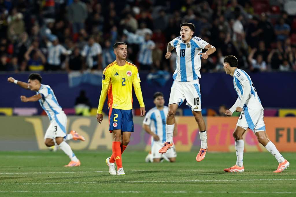 AMDEP6640. SANTIAGO (CHILE), 15/10/2025.- Jugadores de Argentina celebran este miércoles, al final de un partido de las semifinales de la Copa del Mundo Sub-20 entre Argentina y Colombia en el estadio Nacional Julio Martínez Prádanos, en Santiago (Chile). EFE/ Osvaldo Villarroel
