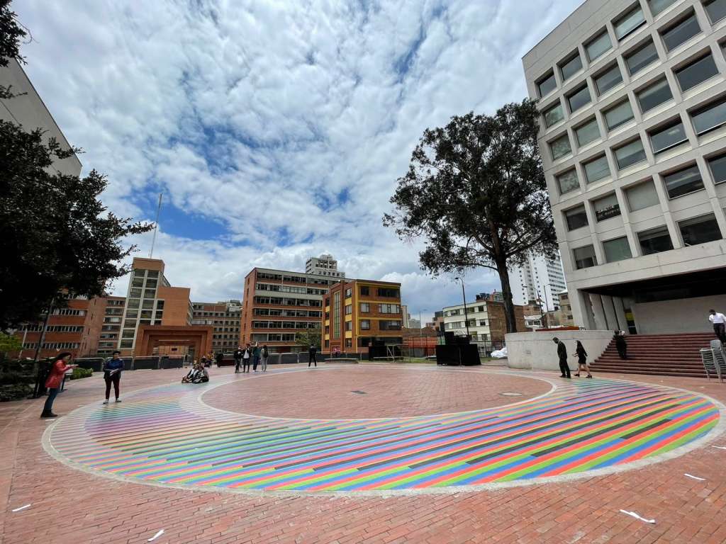 La donación de la obra se formalizó en mayo 2014 ante el Consejo Directivo de la Fundación Universidad de Bogotá Jorge Tadeo Lozano.