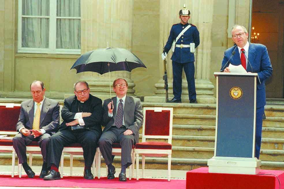 El presidente Ernesto Samper, durante la ceremonia de sanción de la ley que crea el Consejo Nacional de paz, el 3 de febrero de 1998. / Alejandro Rivera - El Espectador