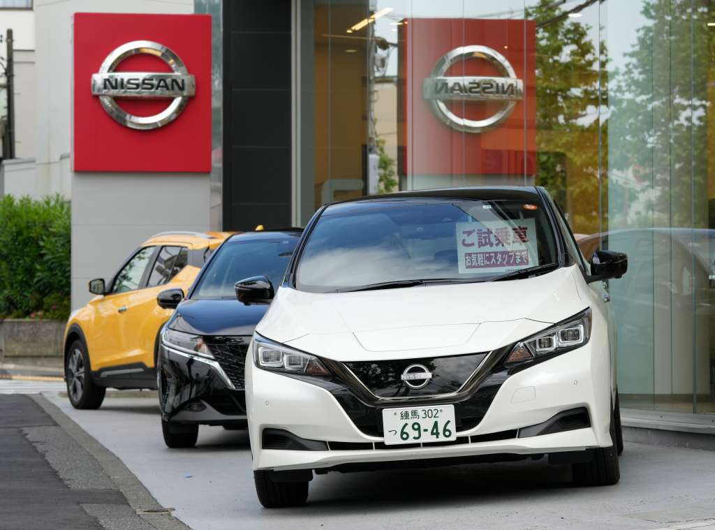 Tokyo (Japan), 11/05/2022.- New cars are displayed at a Nissan Motor Co. dealership in Tokyo, Japan, 11 May 2022 (issued 12 May 2022). Nissan Motor Co., Ltd. will announce the financial results for fiscal year 2021 on 12 May 2022. (Japón, Tokio) EFE/EPA/KIMIMASA MAYAMA