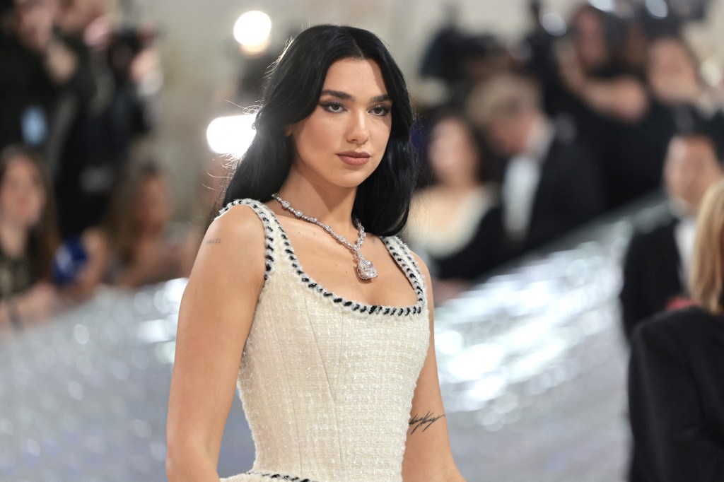 NEW YORK, NEW YORK - MAY 01: Dua Lipa attends The 2023 Met Gala Celebrating "Karl Lagerfeld: A Line Of Beauty" at The Metropolitan Museum of Art on May 01, 2023 in New York City. Jamie McCarthy/Getty Images/AFP (Photo by Jamie McCarthy / GETTY IMAGES NORTH AMERICA / Getty Images via AFP)