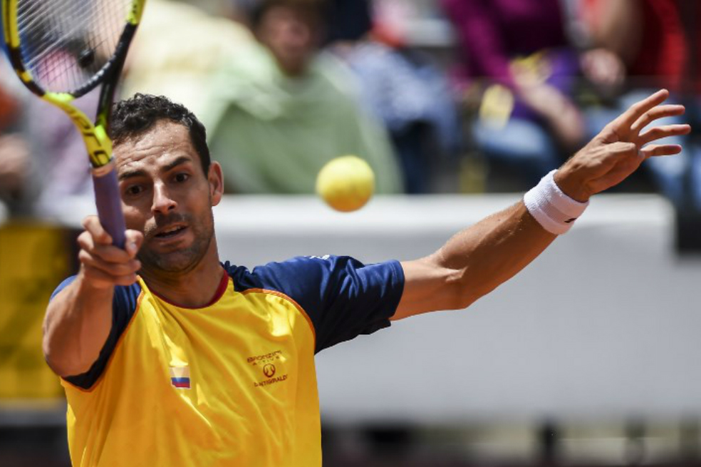 El tenista colombiano Santiago Giraldo, este domingo, en la Plaza de Toros La Santamaría, durante el partido frente al croata Marin Cilic. / AFP