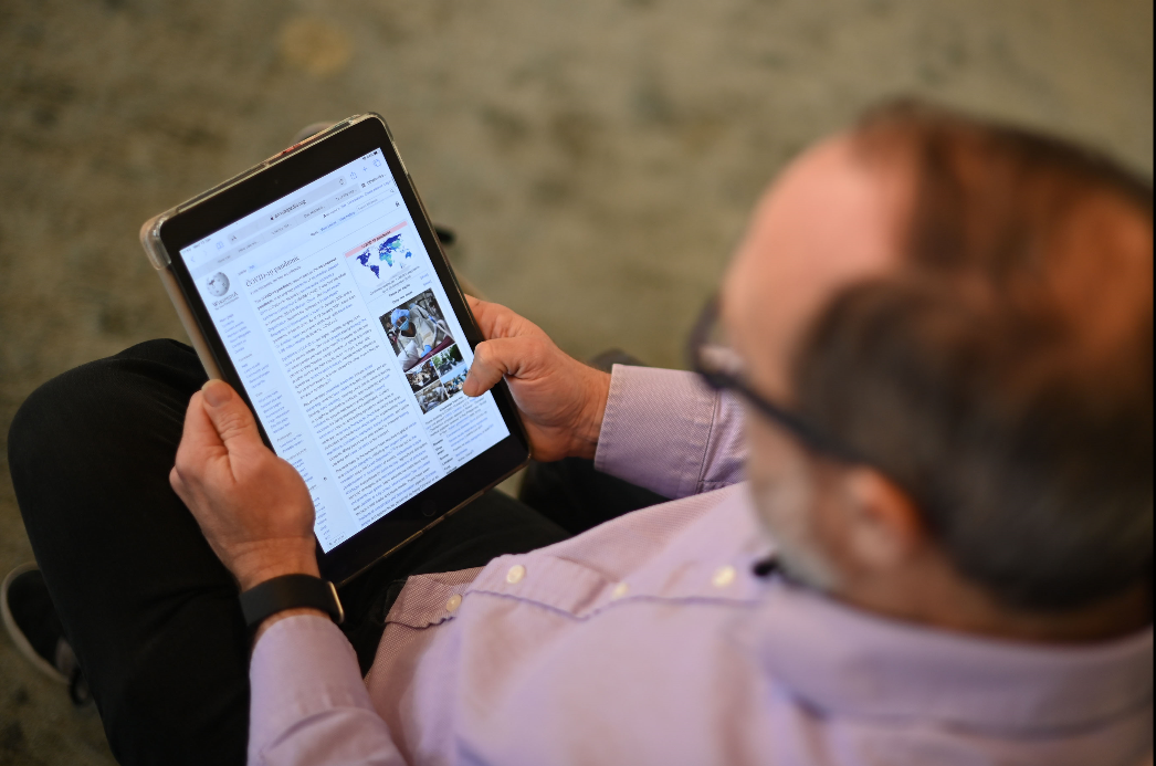 Jimmy Wales consulta Wikipedia en una tableta.