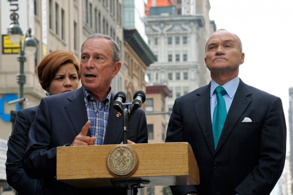 Leyenda: PFX76. NEW YORK (ESTADOS UNIDOS), 24/08/2012.- El alcalde de Nueva York, Michael Bloomberg, (i), informa a los periodistas sobre el tiroteo ocurrido frente al Empire State Building de Nueva York. Foto: EFE