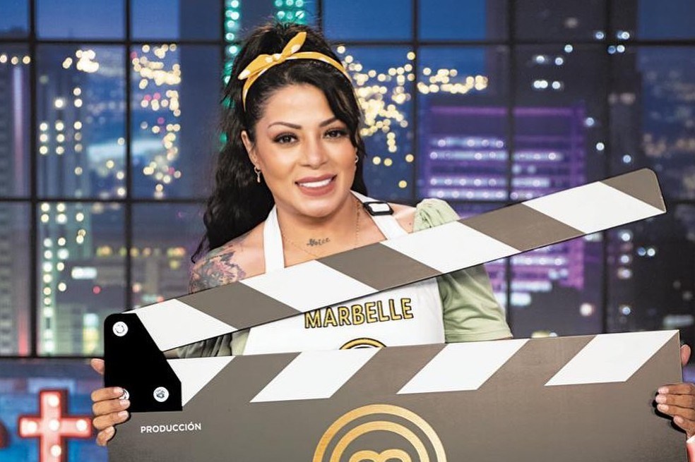 Durante su paso por MasterChef Celebrity, Marbelle lució su cabello negro, largo y ondulado.