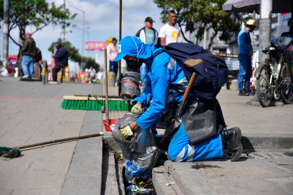 Además de las basuras en el piso, José debe limpiar los canales y desagües en los andenes para evitar inundaciones durante temporadas de lluvia.