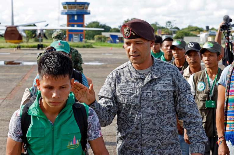 AME533. SAN JOSÉ DEL GUAVIARE (COLOMBIA), 21/05/2023.- El General Pedro Sánchez Suárez, Comandante del comando conjunto de operaciones especiales de las Fuerzas Militares, da la bienvenida a los indígenas (18 de la etnía Murui y Siona, y 7 Coreguajes del Caquetá) que se unirán a los grupos de búsqueda de los menores perdidos en la selva, hoy, en San José del Guaviare (Colombia). Casi un centenar de indígenas que conocen bien la selva unirán sus conocimientos y su ayuda a la búsqueda de los cuatro hermanos menores perdidos desde hace 21 días tras el accidente aéreo donde fallecieron también tres adultos. A primera hora del domingo salió acompañando a las fuerzas militares un primer grupo de 10 indígenas nukak, los pobladores originales de la zona selvática donde se estrelló el avión Cessna 206 el pasado 1 de mayo. Se espera que se unan hasta 85 indígenas, de acuerdo a las autoridades. EFE/ Mauricio Dueñas Castañeda