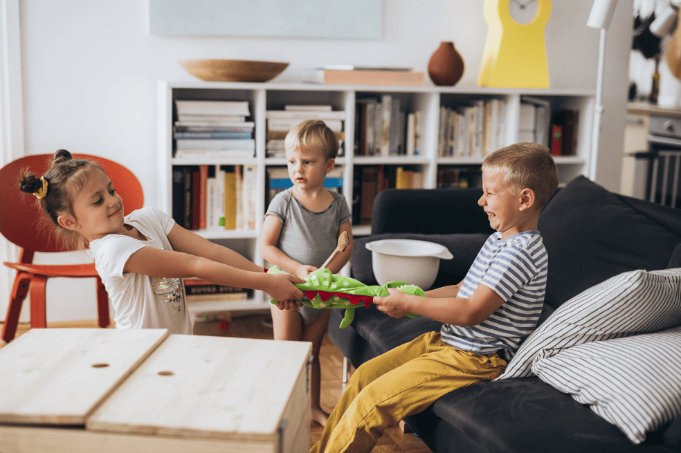 Con algunos sencillos consejos puedes crear en tus hijos conductas sanas para evitar relaciones tóxicas a futuro. Te contamos cuáles son.