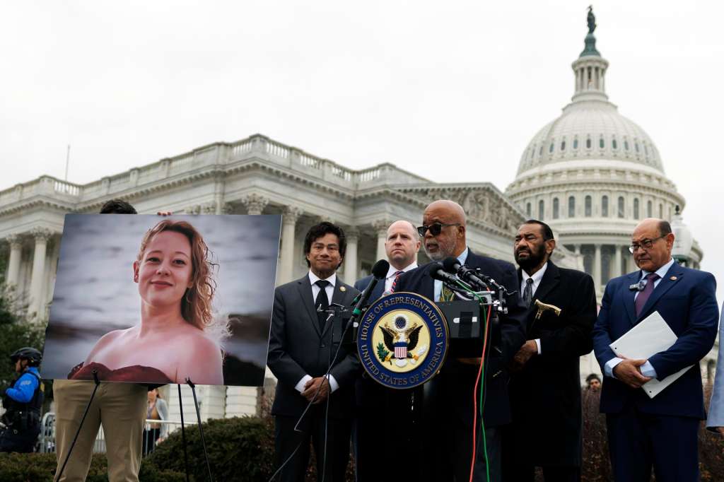 WASHINGTON (United States), 14/01/2026.- US Democrat Representative Bennie Thompson of Mississippi (C) speaks during a press conference calling for accountability on Immigration and Customs Enforcement (ICE) agents' activity at the US Capitol in Washington, DC, USA, 14 January 2026. As part of a federal immigration crackdown involving over 2,000 ICE agents, and Homeland Security Investigations (HSI), an ICE officer fatally shot US citizen Renee Nicole Good in her vehicle during an operation in South Minneapolis on 07 January 2026. EFE/EPA/WILL OLIVER