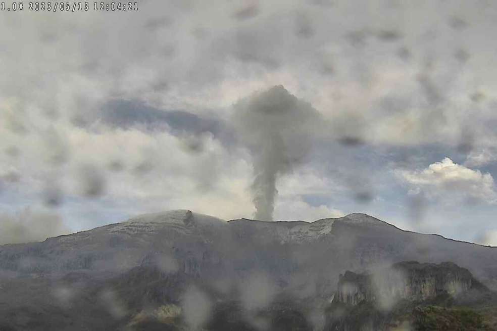 Así se ve el volcán Nevado del Ruiz este sábado (13 de mayo).