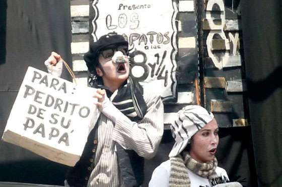 Obra, 8 y ¼, ¡Corre Sarita Corre! En el Teatro Nacional
