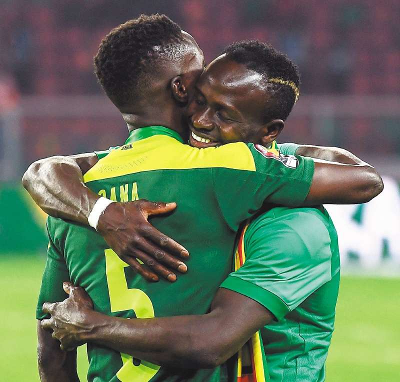 Sadio Mané celebra con Gana Gueye el título de la Copa de África.