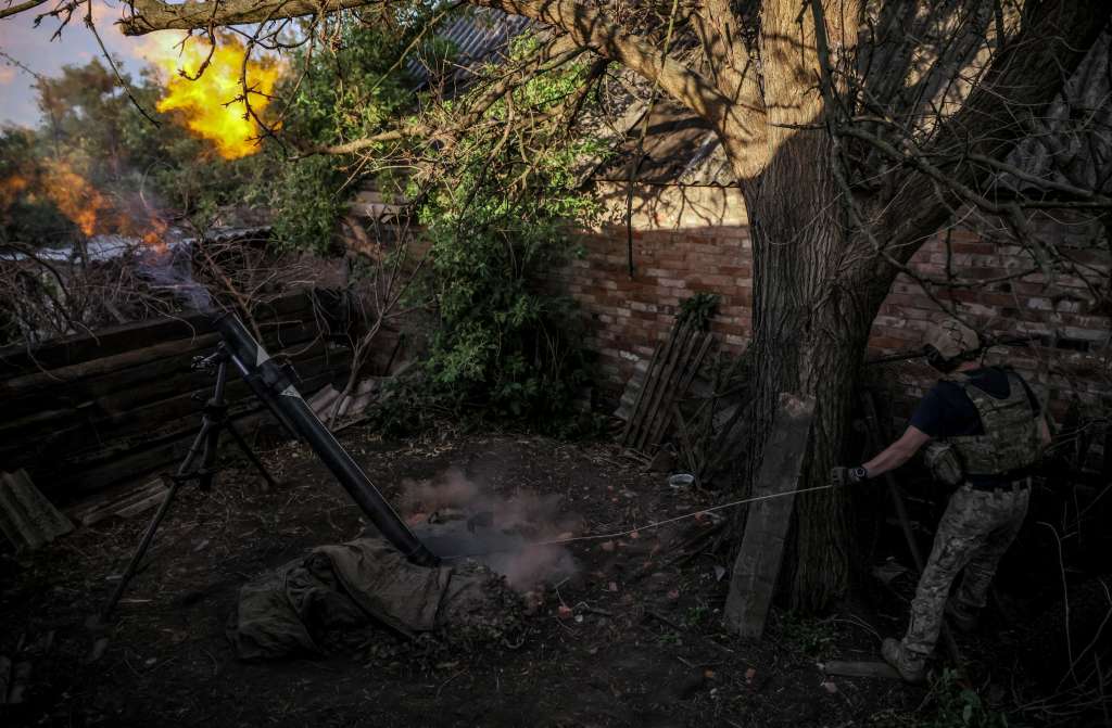 Kyiv (Ukraine), 04/06/2024.- A handout picture made available by Ukraine'Äôs 24th Mechanized Brigade shows Ukrainian servicemen of the 24th Mechanized Brigade named after King Daniel preparing to fire a 120mm mortar towards Russian positions on the front line at an undisclosed location in the Donetsk region, Ukraine, 04 June 2024, amid the Russian invasion. Russian troops entered Ukrainian territory on 24 February 2022, starting a conflict that has provoked destruction and a humanitarian crisis. (Rusia, Ucrania) EFE/EPA/Oleg Petrasiuk / 24th Mechanized Brigade HANDOUT HANDOUT EDITORIAL USE ONLY/NO SALES HANDOUT EDITORIAL USE ONLY/NO SALES