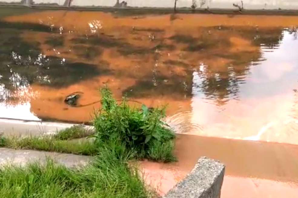 Según la autoridad ambiental, una mancha amarilla que afectaba el canal provenía del proyecto. /Secretaría de Ambiente