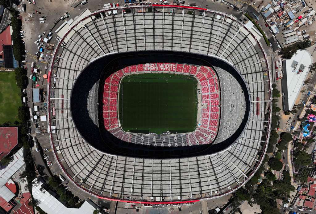 FOTODELDÍA MEX8319. CIUDAD DE MÉXICO (MÉXICO), 27/03/2026.- Fotografía aérea del Estadio Azteca (Banorte) este viernes, en Ciudad de México (México). El Estadio Azteca, santuario del fútbol donde se hicieron campeones mundiales los míticos Pelé y Maradona, abrirá sus puertas mañana después de una remodelación capital, que ha rejuvenecido al recinto a unas semanas de cumplir 60 años. EFE/ Tomás Pérez
