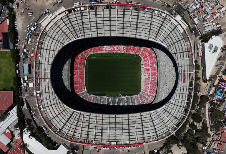Reinauguración del Estadio Azteca terminó en tragedia: hincha murió al caer del segundo piso