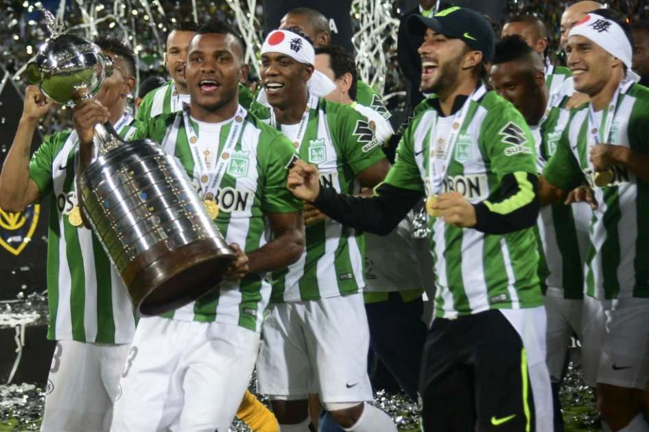 Los jugadores de Atlético Nacional celebran con la Copa Libertadores de América. / AFP