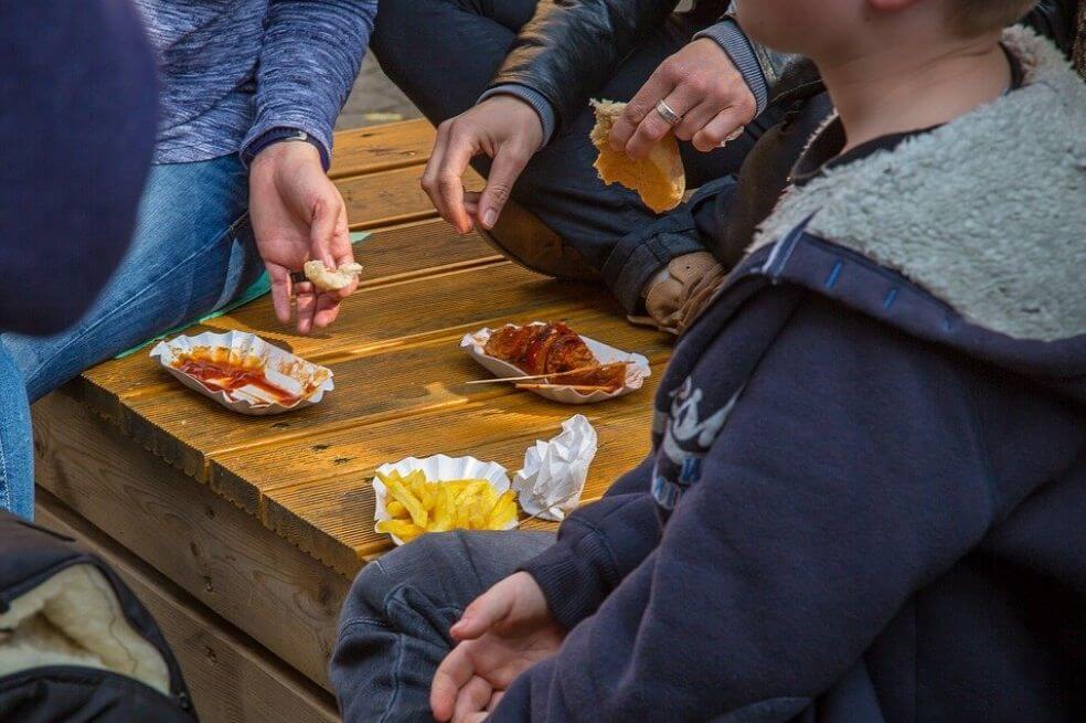Los alimentos que más consume el 55 % de los estudiantes encuestados en un colegio de Bogotá son paquetes (40 %), seguido por comidas rápidas (25 %), y dulces y gaseosas (35 %). / Pixabay