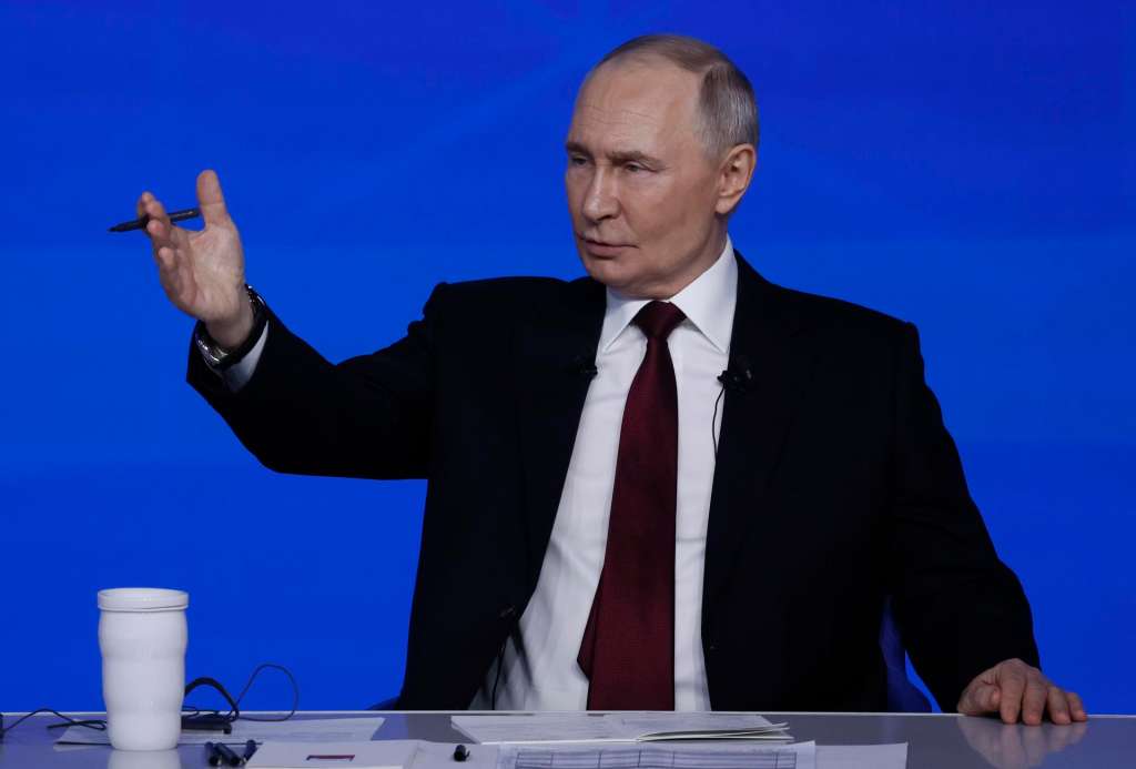 MOSCOW (Russian Federation), 19/12/2025.- Russian President Vladimir Putin gestures as he answers questions during his annual live broadcast press conference with Russian federal, regional, and foreign media at the Gostiny Dvor forum hall in Moscow, Russia, 19 December 2025. Russian President Vladimir Putin on 19 December holds his end-of-year press conference and the 'Direct Line with Vladimir Putin' televised event, where he will answer citizens' questions focusing on domestic issues. (Rusia, Moscú) EFE/EPA/SERGEI ILNITSKY