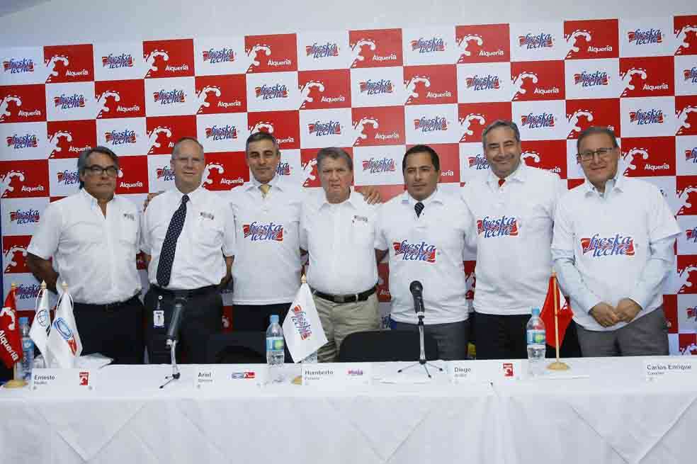 Alberto Gómez, de Freskaleche; Ernesto Pfeiffer, de Alquería; Ariel Simone, de Danone Alquería; Humberto Polanía, fundador de Freskaleche; Diego Ardila, gerente de Freskaleche; Carlos Cavelier, presidente de Alquería, y Juan Flórez, de IFC.