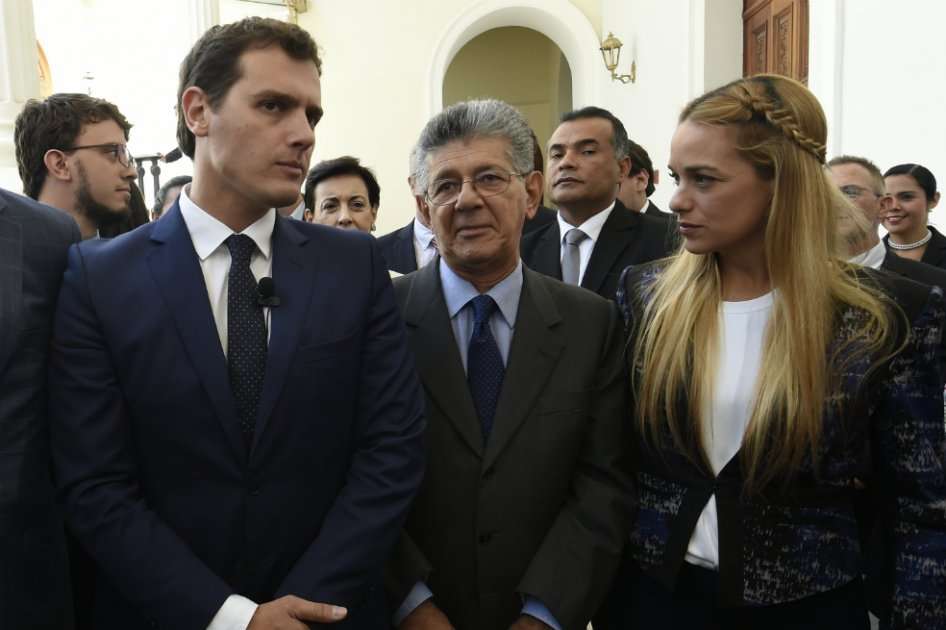 Rivera (izquierda), estuvo acompañado por el presidente de la Asamblea Nacional, Henry Ramos Allup (centro) y por Lilian Tintori (derecha), esposa de Leopoldo Lopez. / AFP