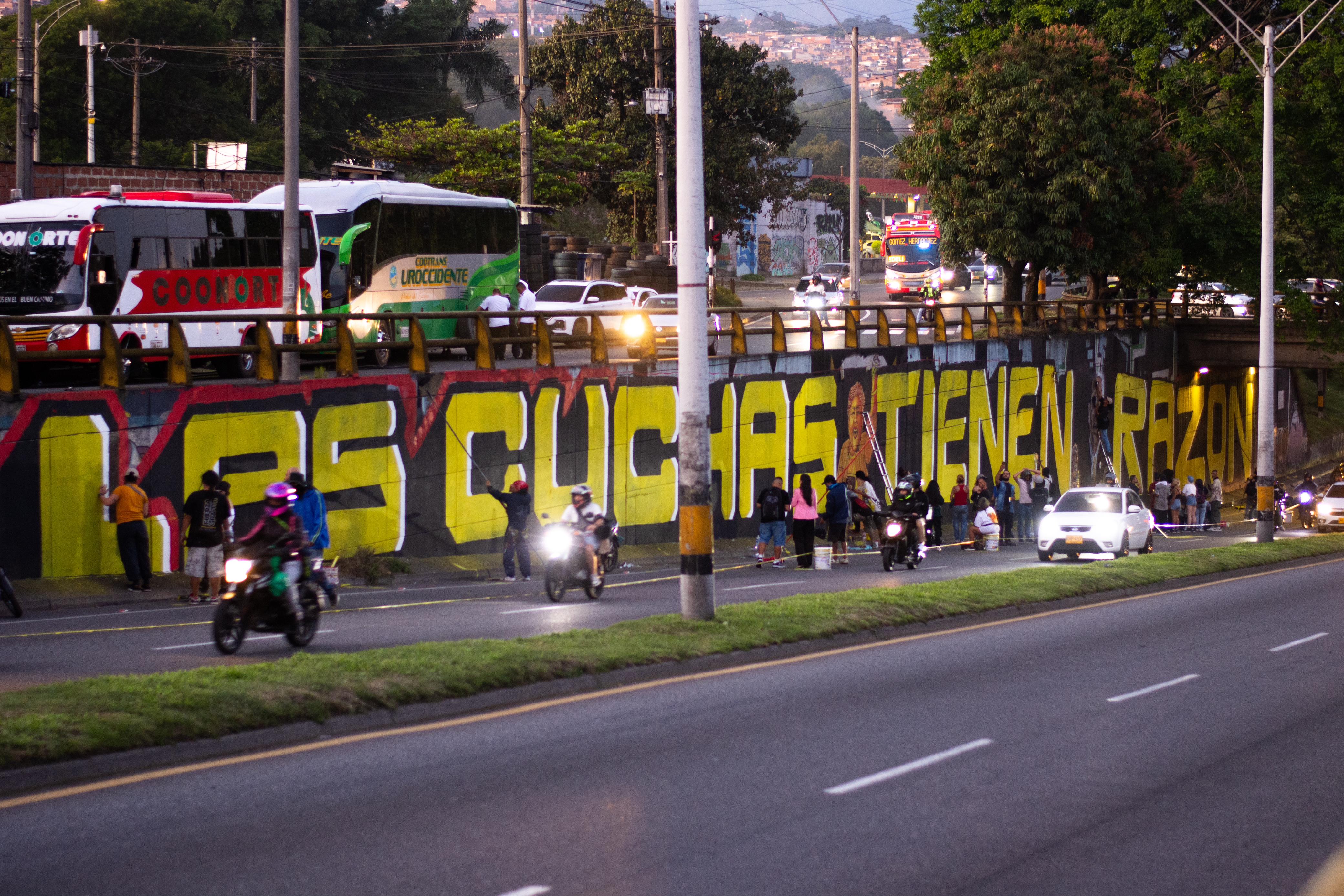 Mural "Las cuchas tenían razón", en homenaje a las buscadoras de desaparecidos de La Escombrera de la Comuna 13 de Medellín.