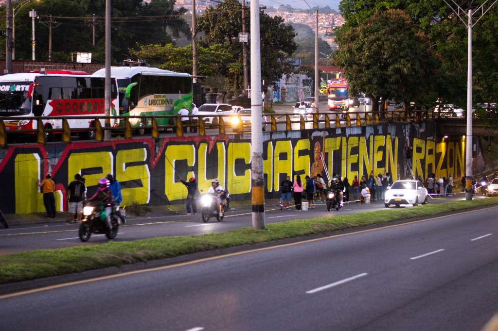 Mural "Las cuchas tenían razón", en homenaje a las buscadoras de desaparecidos de La Escombrera de la Comuna 13 de Medellín.