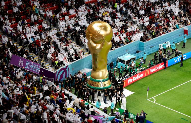Al Khor (Qatar), 20/11/2022.- A giant inflatable World Cup trophy prior to the FIFA World Cup 2022 group A Opening Match between Qatar and Ecuador at Al Bayt Stadium in Al Khor, Qatar, 20 November 2022. (Mundial de Fútbol, Catar) EFE/EPA/Ronald Wittek
