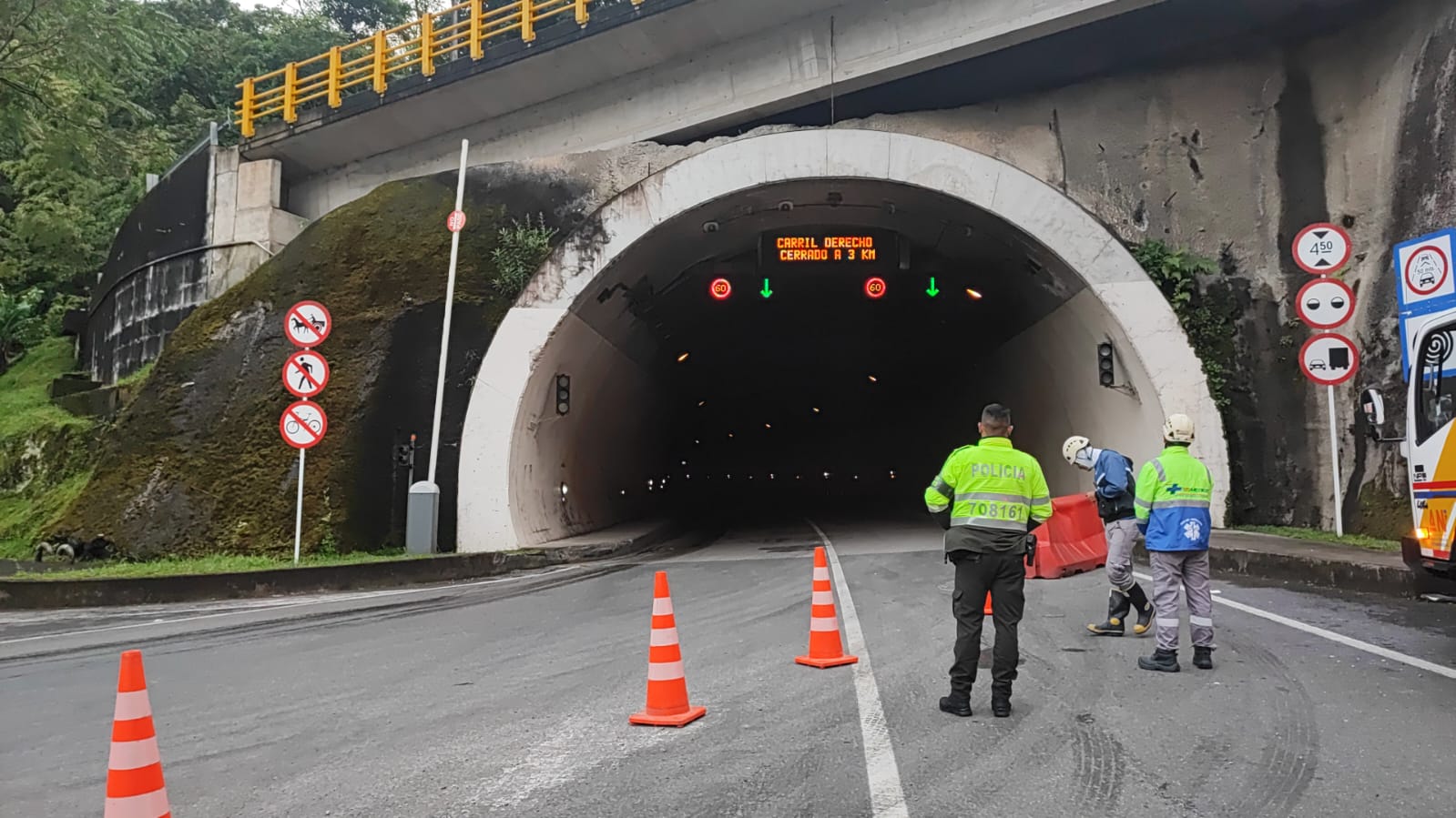 Hacia las 6:45 de la mañana de este lunes, Coviandina informó que el paso vehicular sobre la vía al Llano se habilitó nuevamente.