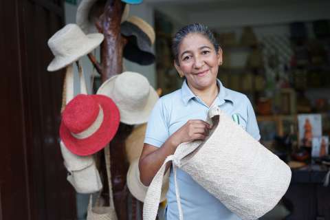 La artesana huilense que crea productos elaborados en fibra de plátano