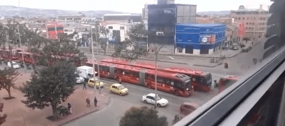 Por volcamiento de vehículo reportan afectación en movilidad en la Avenida Caracas.