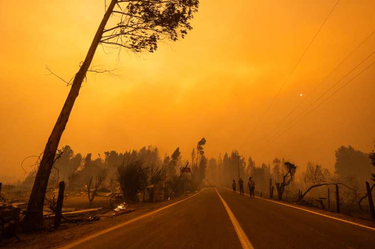 AME1493. SANTA JUANA (CHILE), 04/02/2023.- Fotografía de un sector incendiado ayer, cerca a la ciudad de Santa Juana (Chile). Las regiones de Biobío, Ñuble y La Araucanía son las más afectadas por unos incendios que ya han destruido más de 45.000 hectáreas y un centenar de viviendas y han provocado el desalojo de decenas de municipios. Los incendios coinciden con una larga sequía que ya dura más de trece años y con una ola de calor inédita en el sur, con temperaturas que pueden llegar en las próximas horas hasta los 40 grados celsius en zonas del sur. EFE/ Pablo Hidalgo