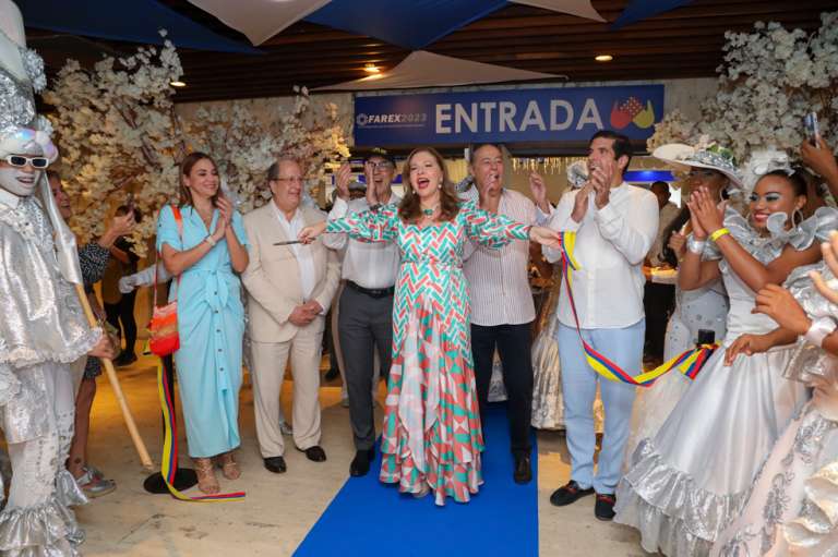 Cortando la cinta, con la bandera de Colombia, se dio apertura a la Feria Farex 2023. En la foto se encuentran Alejandra Osorio, Marcelo Dalmazzo, el alcalde William Dau, Chica Morales (directora y fundadora de la feria), Jorge Duran y Juan Pablo Vélez