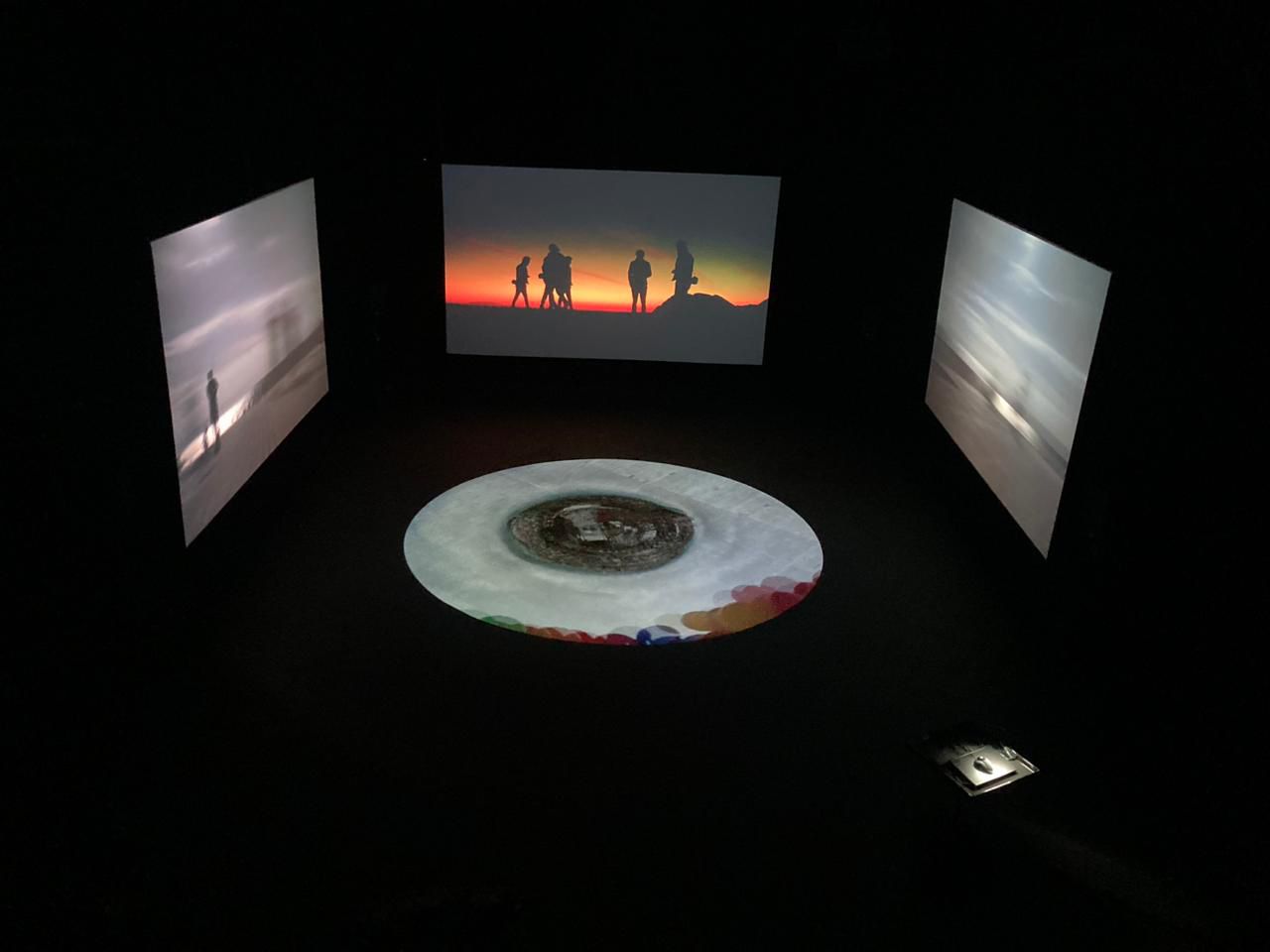 El festival invita artistas, diseñadores y científicos para que estos exploren y reflexionen sobre las intersecciones entre la geografía y la imaginación humana.