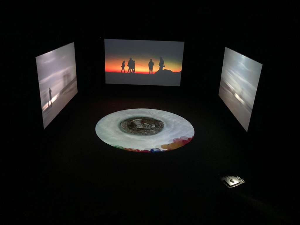 El festival invita artistas, diseñadores y científicos para que estos exploren y reflexionen sobre las intersecciones entre la geografía y la imaginación humana.