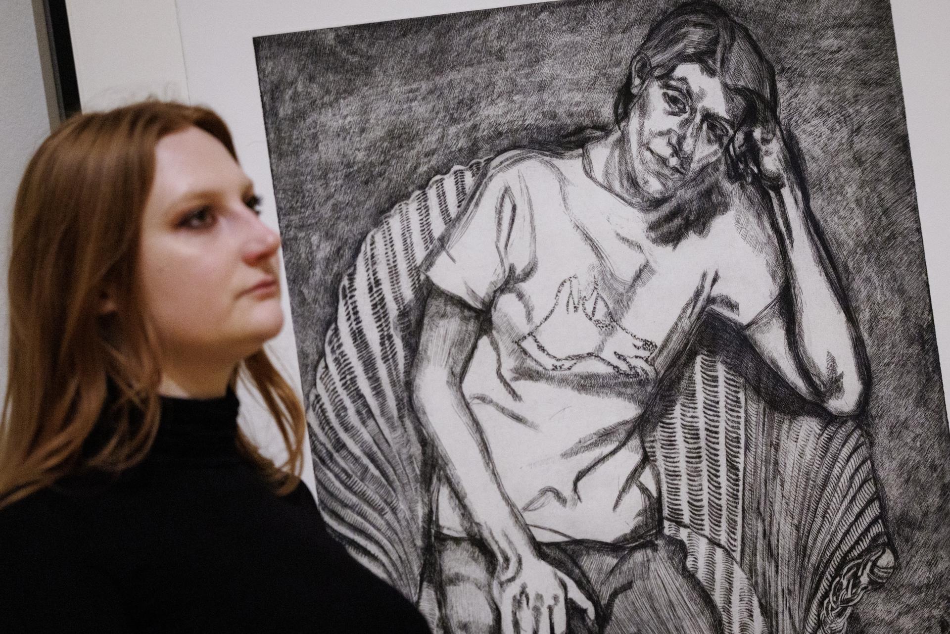 LONDON (United Kingdom), 11/02/2026.- A gallery staff poses with the work titled 'Bella in her Pluto T-Shirt' (1995) by British artist Lucian Freud during a press preview of the exhibition 'Lucian Freud: Drawing into Painting' at the National Portrait Gallery in London, Britain, 11 February 2026. The exhibition, focusing on the works on paper of the British painter specialising in figurative art, will run from 12 February until 04 May 2026. (Reino Unido, Londres) EFE/EPA/TOLGA AKMEN