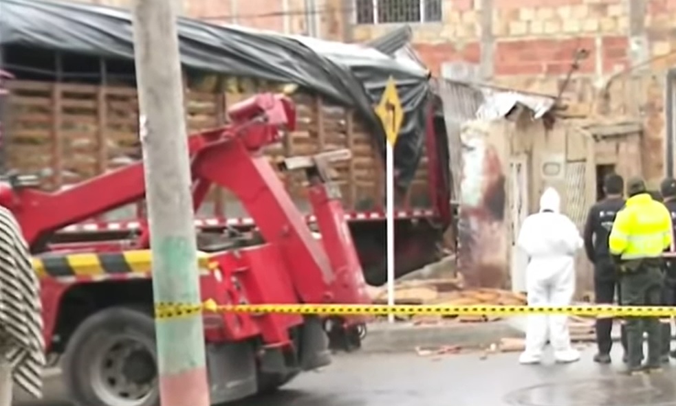 Camión se estrelló contra una casa en la que vivían dos personas.