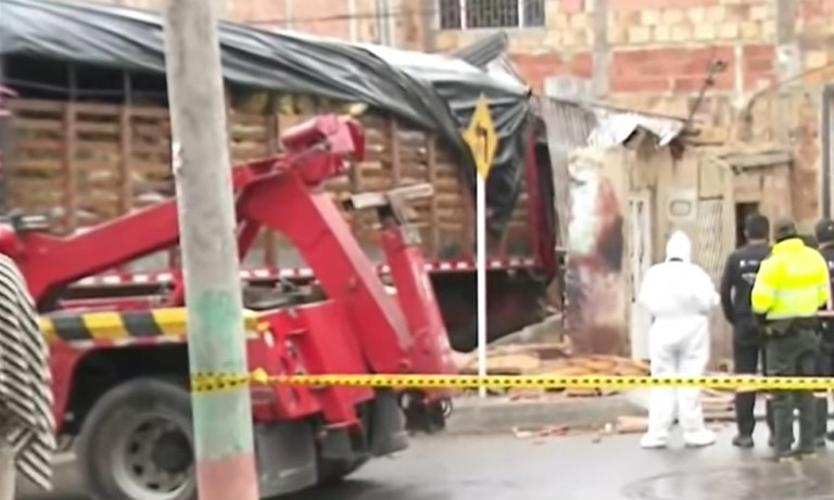 Tragedia en Usme: mueren dos personas tras choque de camión contra una casa