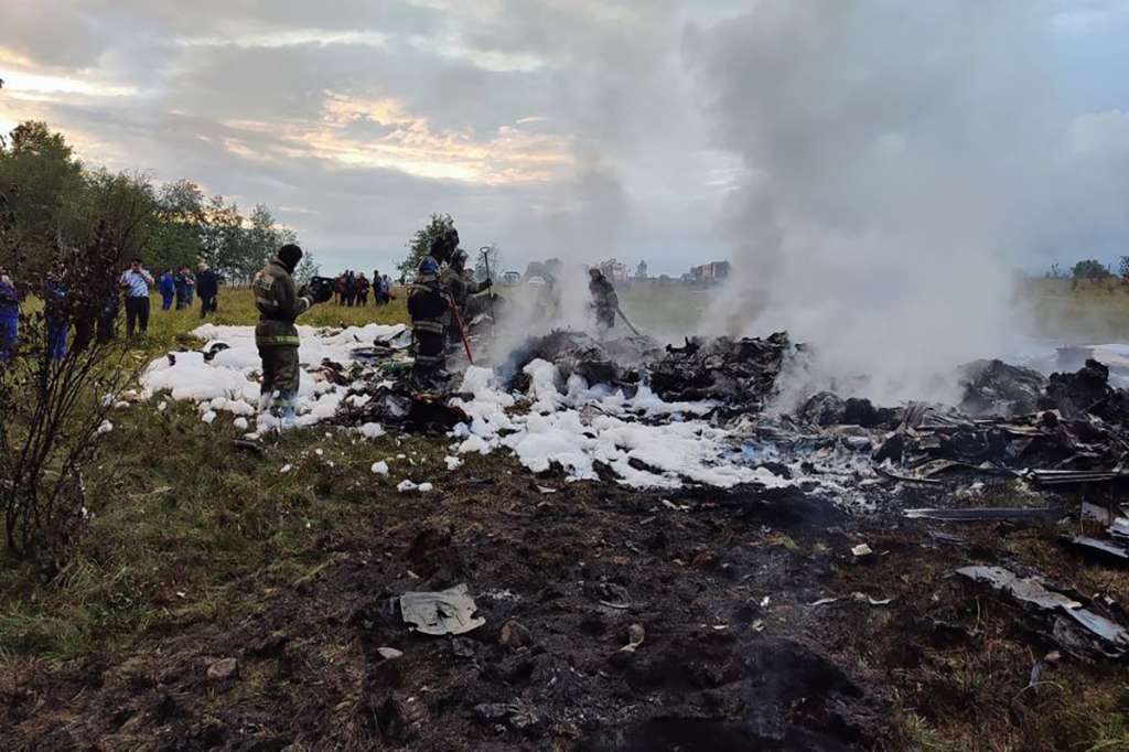 Una fotografía tomada y publicada por el Comité de Investigación Ruso el 23 de agosto de 2023 muestra a los rescatistas trabajando en el lugar de un accidente aéreo cerca de la aldea de Kuzhenkino, en la región de Tver. Un avión privado se estrelló en la región de Tver en Moscú y el jefe de Wagner, Yevgeny Prigozhin, estaba en la lista de pasajeros, dijeron agencias rusas el 23 de agosto de 2023.