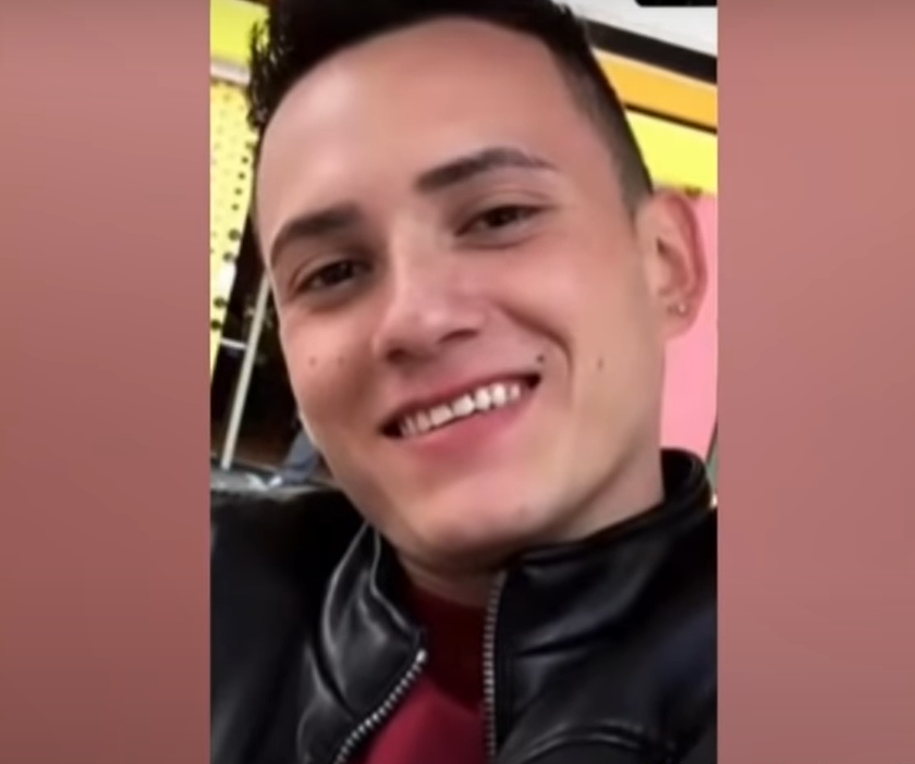 De acuerdo con la mamá de Julián David Gutiérrez, su hijo estaba compartiendo con sus amigos cuando cinco ladrones los abordaron.
