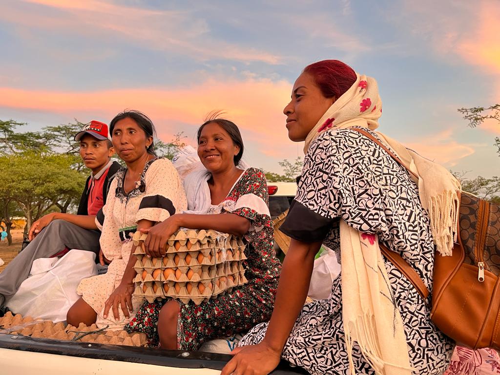 Miembros de la comunidad wayuu reciben ayudas de emergencia entregadas por la UNGRD antes de iniciar el piloto de ollas comunitarias.