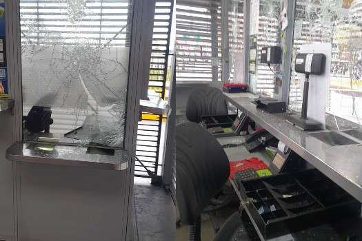 Manifestantes arremetieron contra la estación Corferias de Transmilenio este viernes.