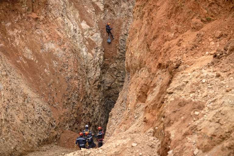 Así intentan rescatar al niño en Marruecos que cayó a un pozo de 32 metros