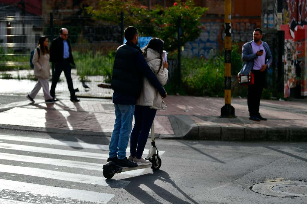 Patinetas y motos eléctricas en la ciclorruta de la carrera séptima