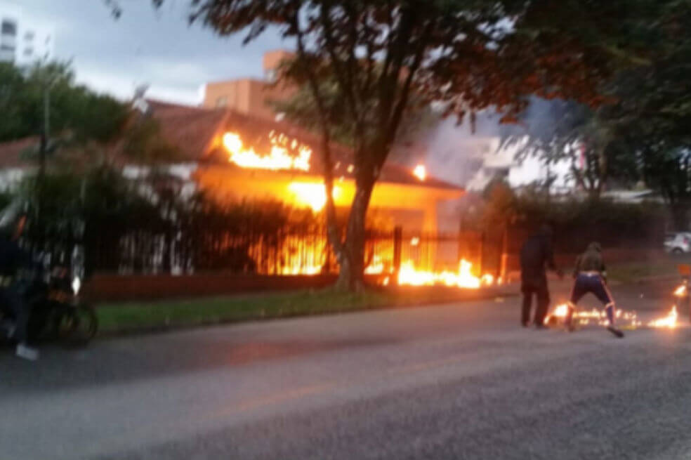 En videos publicados en redes sociales se ve cómo desconocidos arrojaron bombas incendiarias y piedras a la casa del oficial. / Tomada de Twitter @PerdomoArcenio