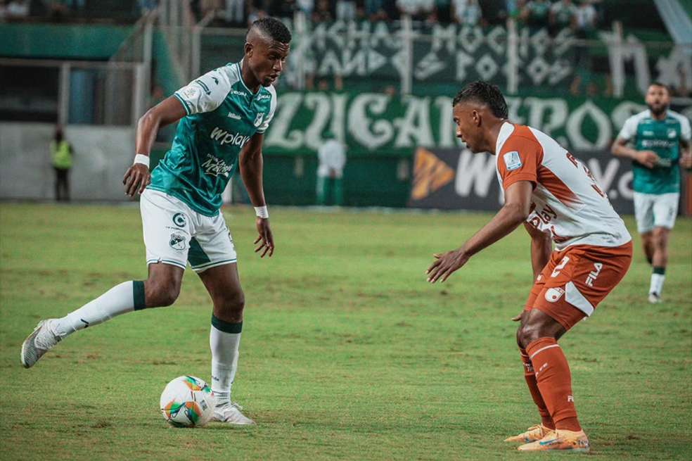 Luis Manuel Orejuela (Deportivo Cali) conduce la pelota ante la marca de Cristian Mafla (Santa Fe).