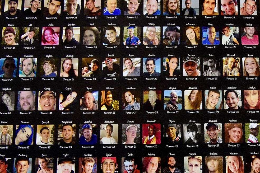 En los pasillos de la DEA se observan “Las caras del fentanilo”, una serie de fotografías de personas que recientemente perdieron la vida a causa de los opioides como el fentanilo.