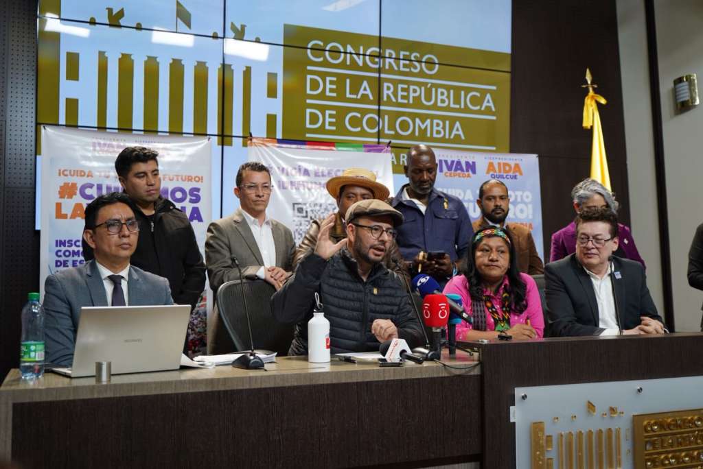Integrantes del comité político del Pacto Histórico, de la bancada y la fórmula vicepresidencial de Iván Cepeda, Aída Quilcué (abajo, segunda de derecha a izquierda) dieron una rueda de prensa en torno a posibles alertas sobre las auditorías al código fuente de los software.